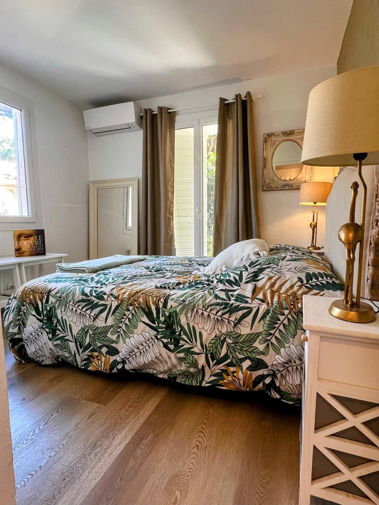 Superbe Appartement Avec Terrasse Jardin Et Parking Prive Saint-Tropez Esterno foto