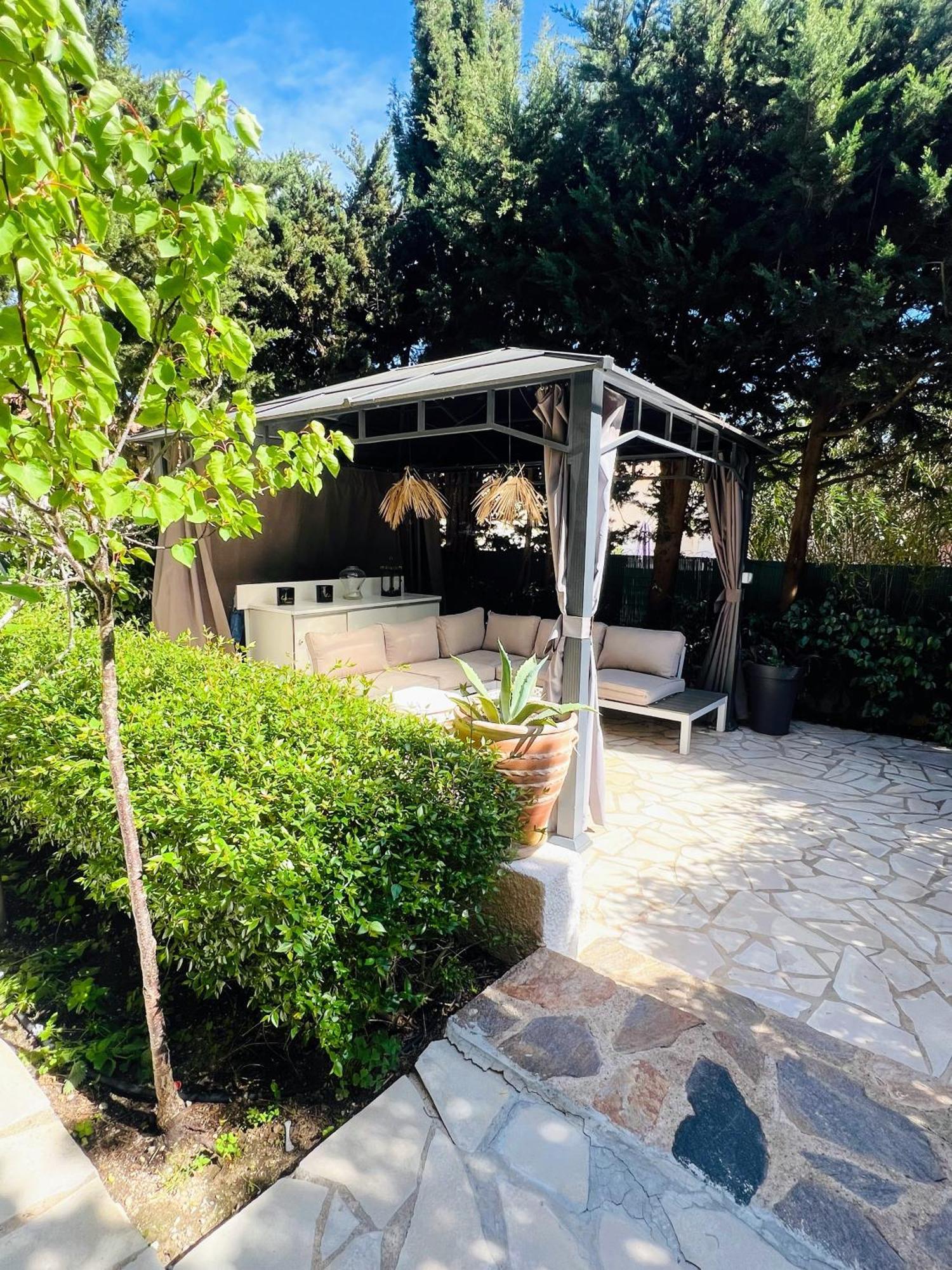 Superbe Appartement Avec Terrasse Jardin Et Parking Prive Saint-Tropez Esterno foto